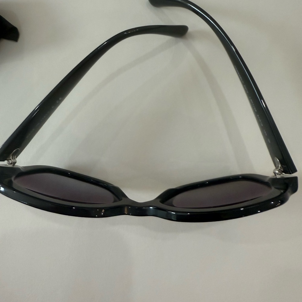Authentic Chanel 5373 style
Sunglasses black with a purple tint lense - Picture 6 of 13